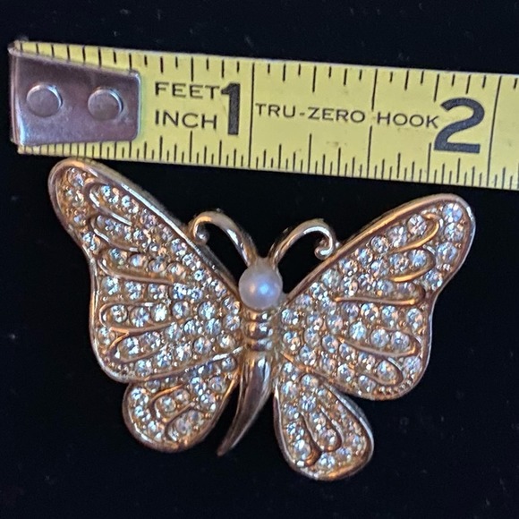 Vintage Signed Napier Butterfly Crystal and Faux Pearl Goldtone Brooch. - Picture 2 of 4